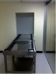 File:Pass-through between decontamination and IAP areas (Tygerberg hospital).png