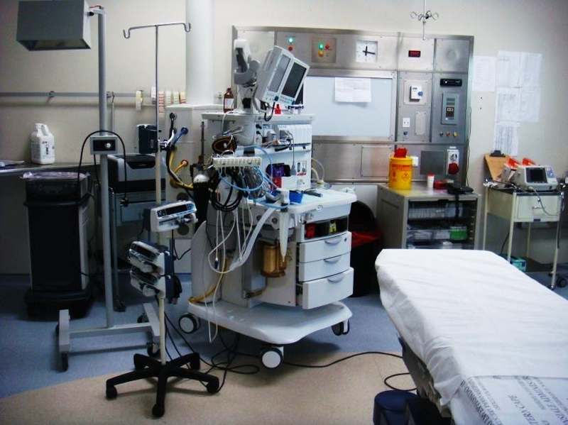 File:Anaesthetist trolley in theatre.png